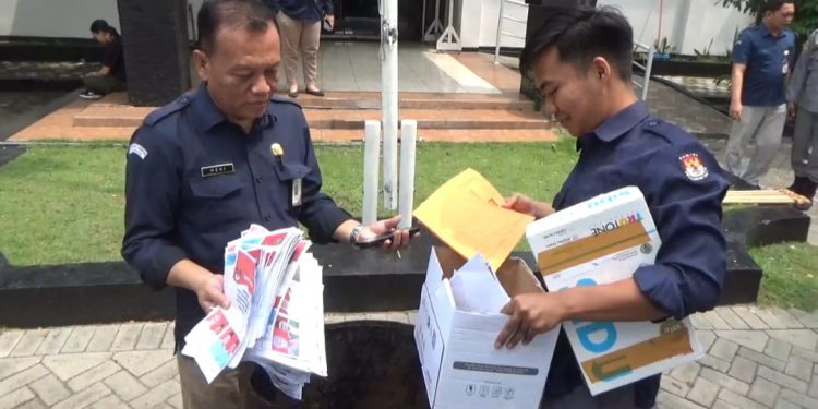 KPU Jombang Musnahkan Ratusan Surat Suara Pilgub Dan Pilbup Rusak