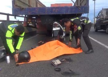 Asyik Ngobrol, Pemotor Tabrak Truk Mogok di Flyover Peterongan 1 Tewas 1 Luka