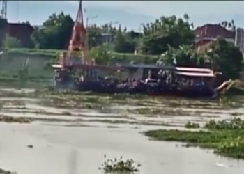 Perahu Penyeberangan Berpenumpang 50 Orang Hanyut di Sungai Brantas Jombang