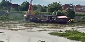 Perahu Penyeberangan Berpenumpang 50 Orang Hanyut di Sungai Brantas Jombang
