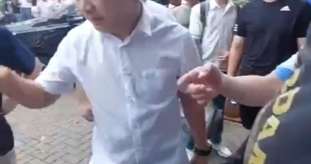 Viral Paksa Pelajar Sujud dan Menggonggong, Pengusaha Ivan Sugiamto Dijebloskan ke Tahanan 14 Viral Paksa Pelajar Sujud dan Menggonggong, Pengusaha Ivan Sugiamto Dijebloskan ke Tahanan