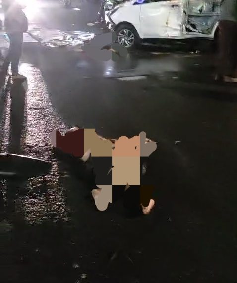 Kijang Innova Tabrak Warung di Jalan Kedungdoro, 2 Orang Tewas 14 Kijang Innova Tabrak Warung di Jalan Kedungdoro, 2 Orang Tewas