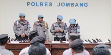 Antisipasi Penyalahgunaan, Ratusan Senpi Anggota Polisi di Jombang Diperiksa 1 Antisipasi Penyalahgunaan, Ratusan Senpi Anggota Polisi di Jombang Diperiksa