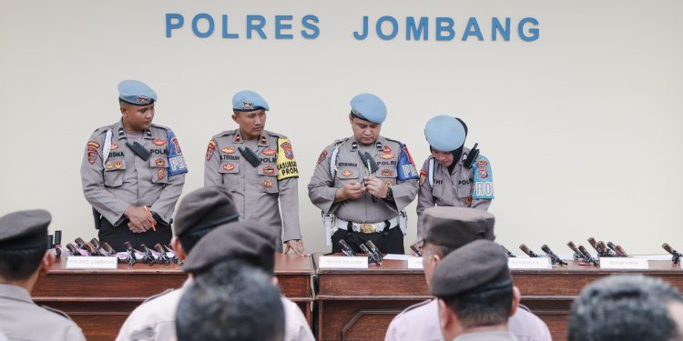 Antisipasi Penyalahgunaan, Ratusan Senpi Anggota Polisi di Jombang Diperiksa 14 Antisipasi Penyalahgunaan, Ratusan Senpi Anggota Polisi di Jombang Diperiksa