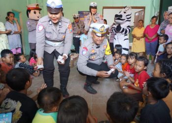 Polantas Jombang Lakukan Trauma Healing Pada Anak Anak Korban Banjir di Pengungsian