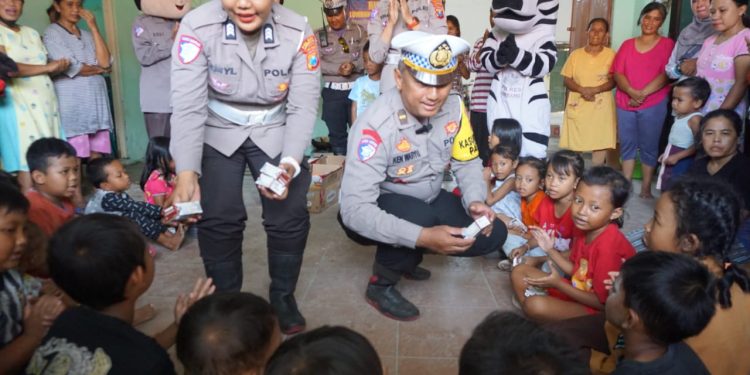 Polantas Jombang Lakukan Trauma Healing Pada Anak Anak Korban Banjir di Pengungsian