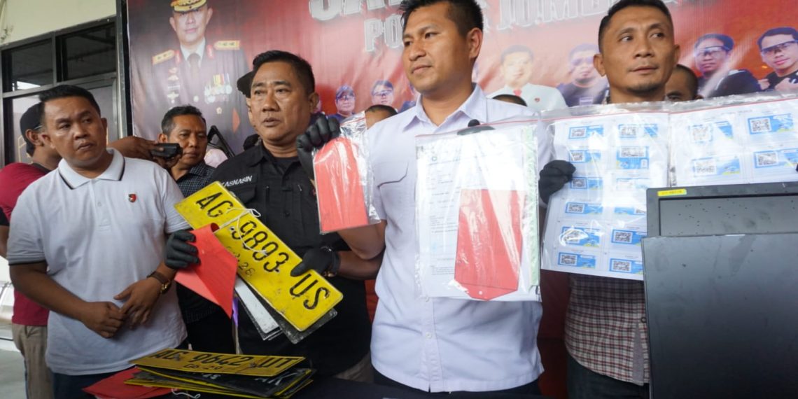Satreskrim Polres Jombang Bongkar Sindikat Penyalagunaan BBM Bersubsidi Solar 14 Satreskrim Polres Jombang Bongkar Sindikat Penyalagunaan BBM Bersubsidi Solar