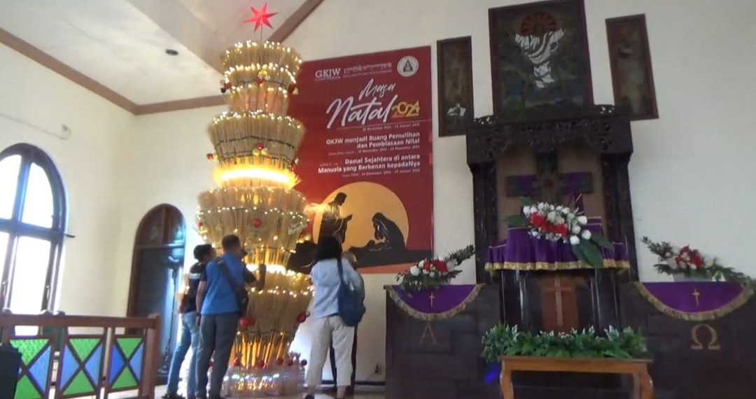 Pohon Natal di GKJW Jombang Terbuat dari Batang Lidi, Ini Maknanya 14 Pohon Natal di GKJW Jombang Terbuat dari Batang Lidi, Ini Maknanya