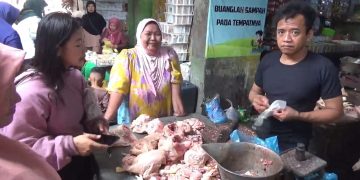 Jelang Nataru Harga Daging Ayam, Telur dan Minyakita di PD Ploso Jombang Melambung Tinggi
