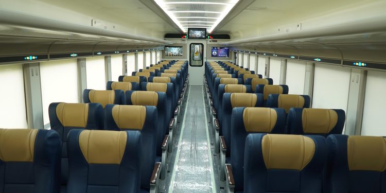 Menikmati Keseruan Kereta Api Seri Stainless Steel New Generation (SSNG) Saat Libur Nataru 2024/2025