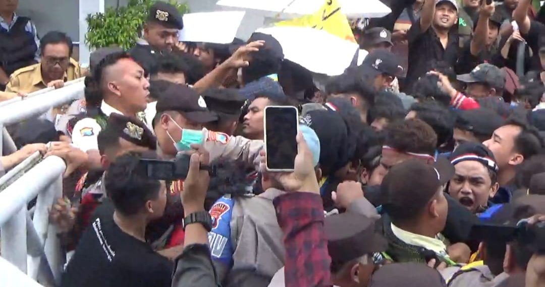 Unjukrasa Aktivis Cipayung Plus Tolak PPN 12 Persen di DPRD Jombang Berlangsung Ricuh 14 Unjukrasa Aktivis Cipayung Plus Tolak PPN 12 Persen di DPRD Jombang Berlangsung Ricuh