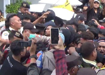 Unjukrasa Aktivis Cipayung Plus Tolak PPN 12 Persen di DPRD Jombang Berlangsung Ricuh