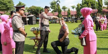 Tradisi Siraman Kembang Iringi Kenaikan Pangkat 68 Anggota Polres Jombang