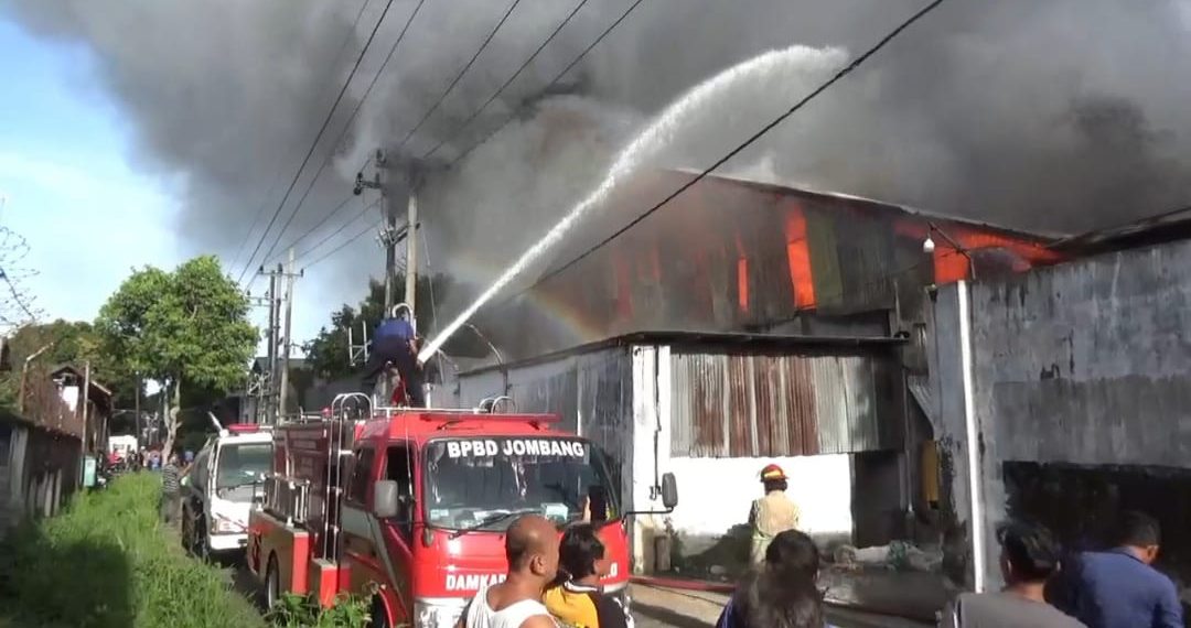 Pabrik Rafia di Jombang Terbakar Hebat 13 Pabrik Rafia di Jombang Terbakar Hebat
