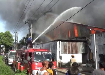 Pabrik Rafia di Jombang Terbakar Hebat 