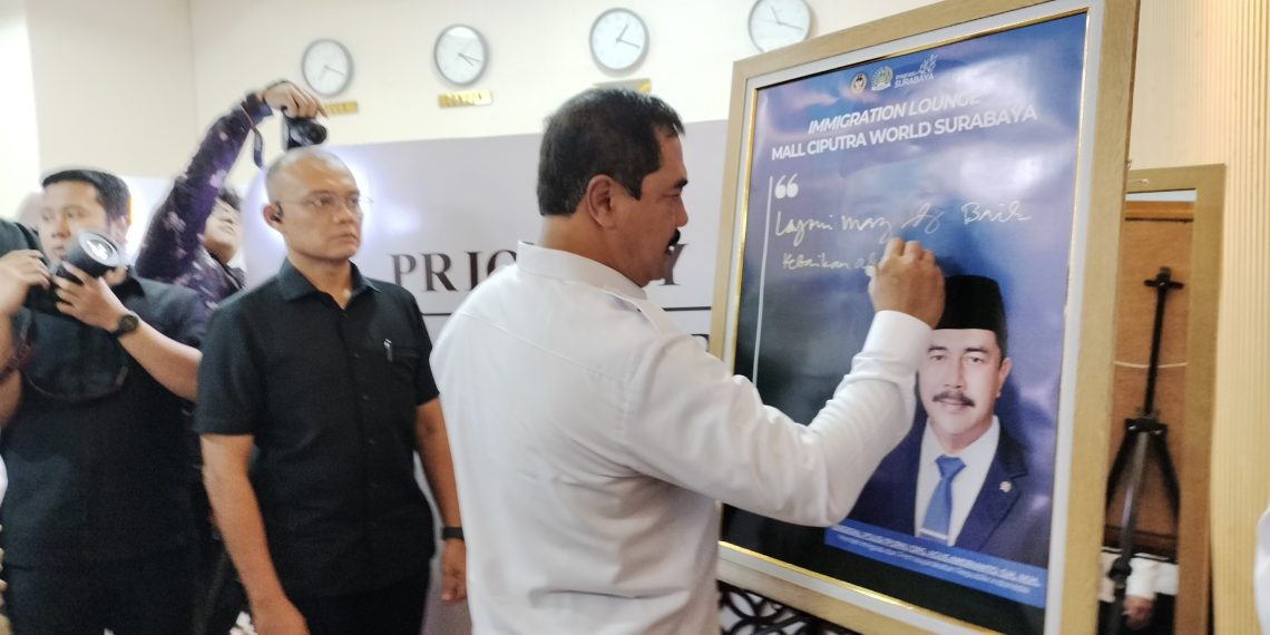 Persempit Ruang Gerak Calo, Immigration Lounge Buka Sabtu Minggu, Paspor Sehari Jadi 13 Persempit Ruang Gerak Calo, Immigration Lounge Buka Sabtu Minggu, Paspor Sehari Jadi
