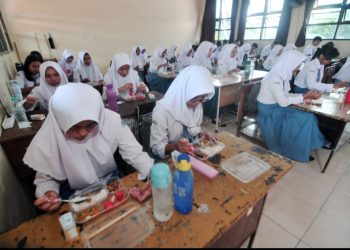 3.151 Anak Dari 5 Sekolah di Surabaya Menikmati Menu MBG Hari Pertama 