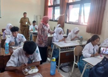 Hari Pertama Program MBG, Khofifah Tinjau 2 Sekolah di Surabaya