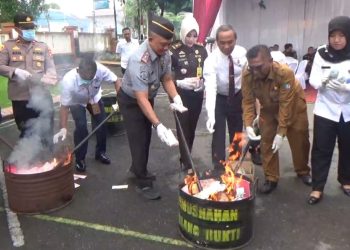 Berbahaya Jika Beredar, Kejari Jombang Musnahkan 18,7 M Uang Palsu 