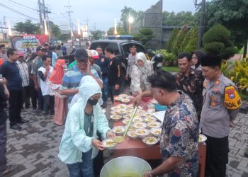 Cara Polsek Jombang Jaga Kamtibmas, Buka Bersama Abang Becak dan Berikan Sembako