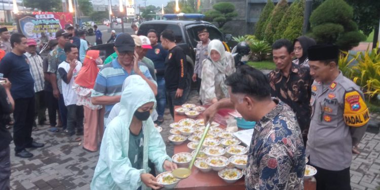 Cara Polsek Jombang Jaga Kamtibmas, Buka Bersama Abang Becak dan Berikan Sembako