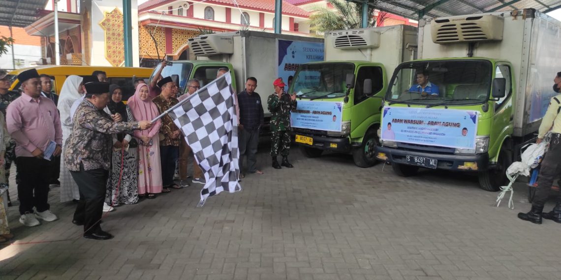 Keluarga Besar Warsubi Bagikan Zakat untuk Ribuan Abang Becak dan Sopir Angkot