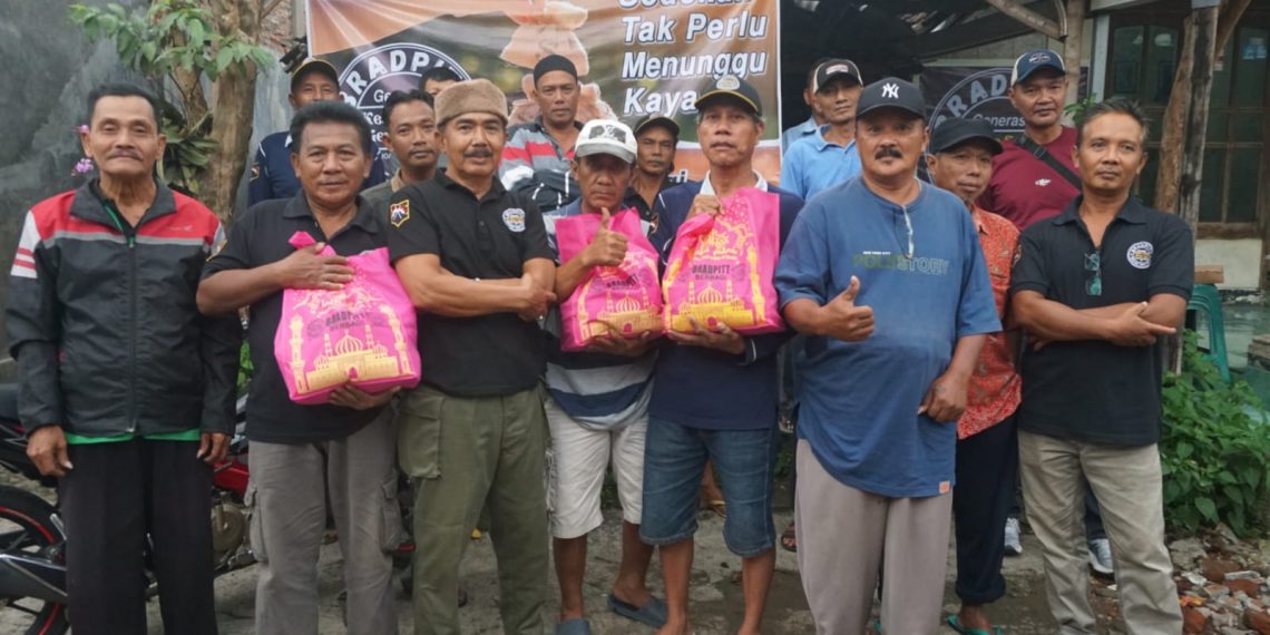 Bulan Suci Ramadhan, Bradpitt Bagikan Ratusan Paket Sembako untuk Warga Mojoagung