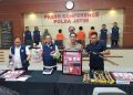 Polda Jatim Ringkus Kurir Sabu Jaringan Malaysia, Selundupkan Narkoba Dalam Shockbreaker 19 Polda Jatim gelar barang bukti narkoba jaringan Malaysia di Mapolda Jatim.