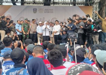 Temui Massa Aksi Mayday di Depan Kantor Gubernur, Khofifah sepakati 17 Tuntutan Untuk Kesejahteraan Buruh