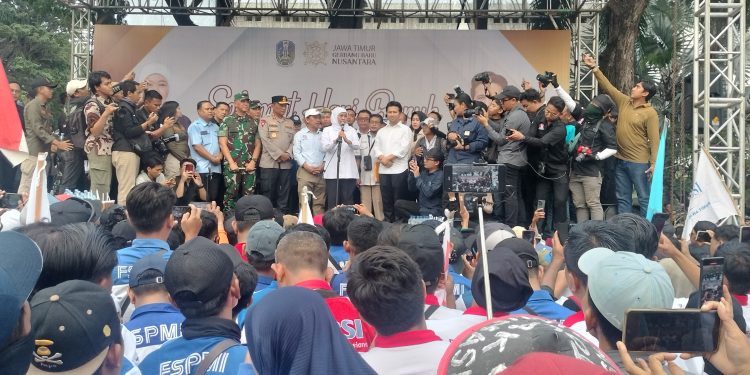 Temui Massa Aksi Mayday di Depan Kantor Gubernur, Khofifah sepakati 17 Tuntutan Untuk Kesejahteraan Buruh