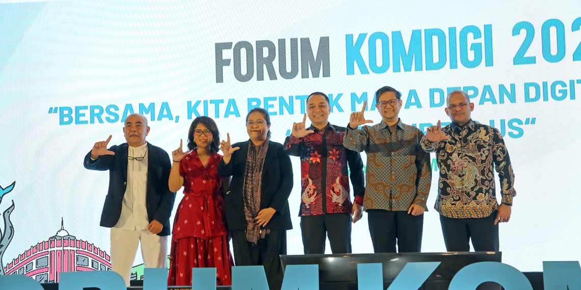 Staf Khusus Menteri Komunikasi dan Digital (Menkomdigi) Bidang Hubungan Antar Lembaga dan Program Strategis, Aida Razalina, bersama Wali Kota Surabaya Eri Cahyadi dalam gelaran Forum Nasional Komunikasi dan Digital (Komdigi) Musyawarah Nasional (Munas) Asosiasi Pemerintah Kota Seluruh Indonesia (APEKSI) ke-VII di Grand City Ballroom Lantai 4, Surabaya, Rabu (7/5/2025).