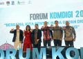 Staf Khusus Menteri Komunikasi dan Digital (Menkomdigi) Bidang Hubungan Antar Lembaga dan Program Strategis, Aida Razalina, bersama Wali Kota Surabaya Eri Cahyadi dalam gelaran Forum Nasional Komunikasi dan Digital (Komdigi) Musyawarah Nasional (Munas) Asosiasi Pemerintah Kota Seluruh Indonesia (APEKSI) ke-VII di Grand City Ballroom Lantai 4, Surabaya, Rabu (7/5/2025).