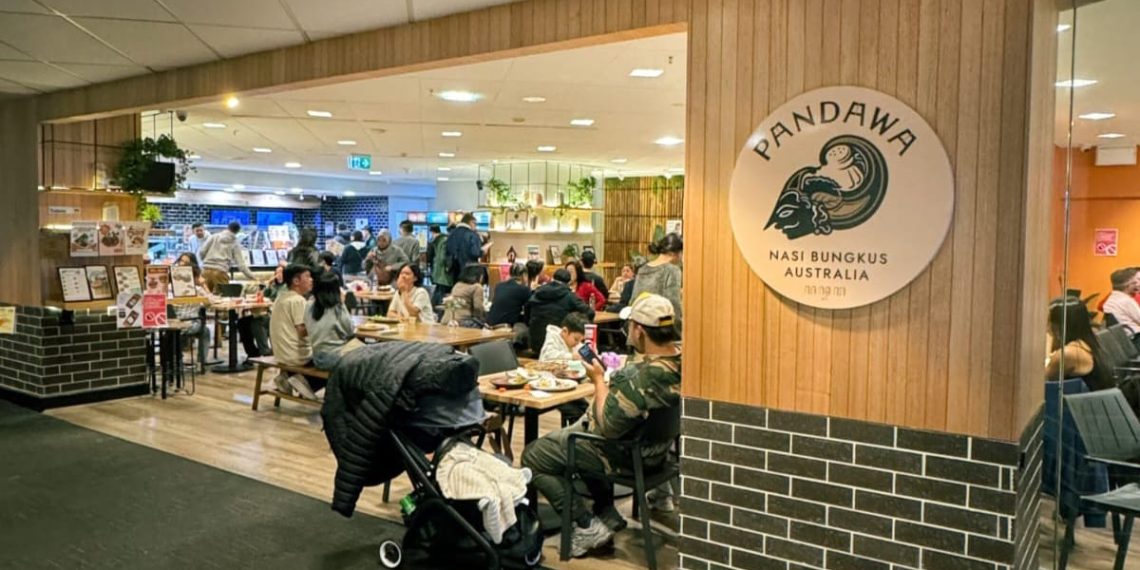 Suasana restoran khas Indonesia Pandawa di Sydney, Australia.
