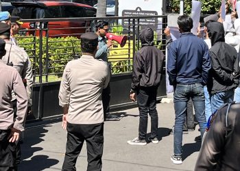 Serikat Aktivis Mahasiswa di Depan BKD Jatim: Desak Tegas Pemprov Jatim Usut Kasus Moral Oknum Kepala Dinas