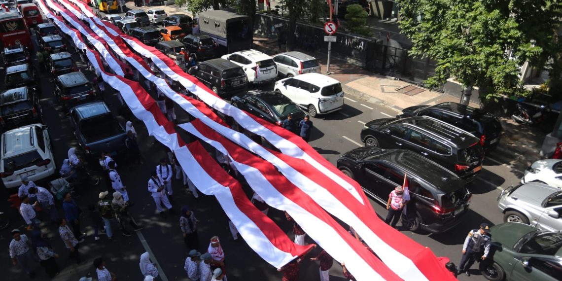 Kolaborasi Pelajar Se-Jatim Pecahkan Rekor Dunia, Jahit dan Bentangkan Bendera Merah Putih sepanjang 14,9 km