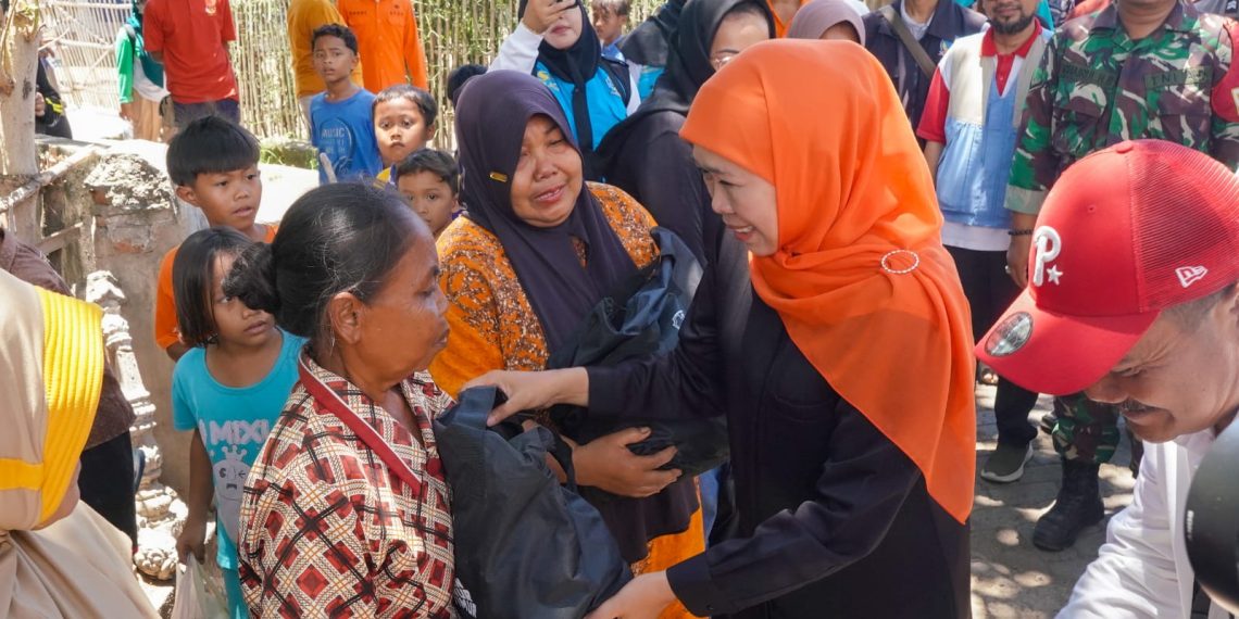 Gubernur Khofifah Serahkan Bantuan untuk Korban Gempa Situbondo, Soroti Pentingnya Desa Tangguh Bencana 14 Gubernur Khofifah Serahkan Bantuan untuk Korban Gempa Situbondo, Soroti Pentingnya Desa Tangguh Bencana