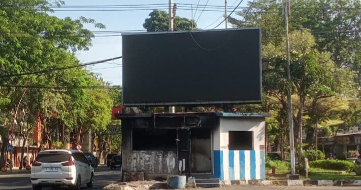 Aksi Demo di Surabaya, 15 Pos Polisi Di Rusak dan Di bakar Massa 12 Aksi Demo di Surabaya, 15 Pos Polisi Di Rusak dan Di bakar Massa