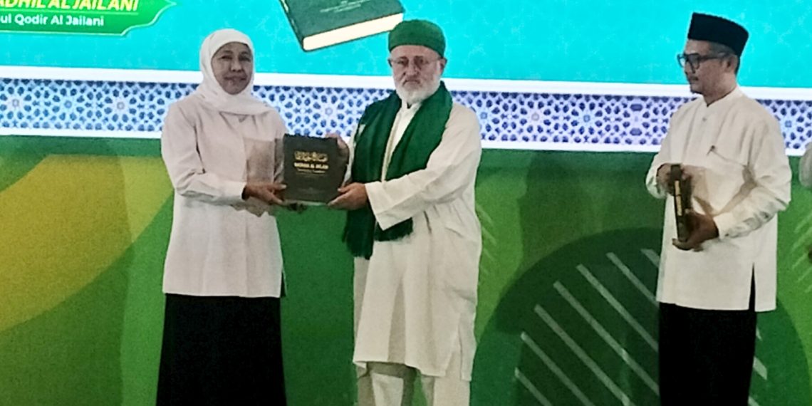 Gubernur Khofifah Hadiri Launching Dua Buku karya Ulama-ulama internasional As-Syeikh Prof. Dr. Muhammad Fadhil Al- Jailani 14 Gubernur Khofifah Hadiri Launching Dua Buku karya Ulama-ulama internasional As-Syeikh Prof. Dr. Muhammad Fadhil Al- Jailani