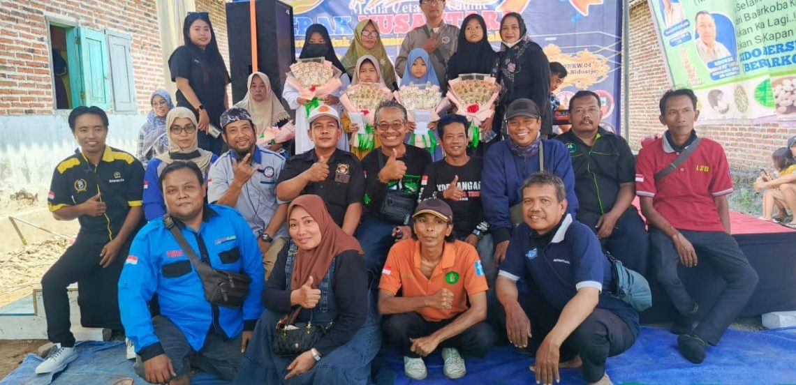 KOMPAK : Anggota Media Gerak Nusantara berfoto bersama.