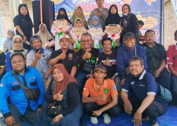 KOMPAK : Anggota Media Gerak Nusantara berfoto bersama.