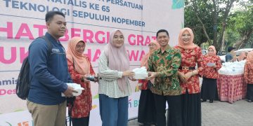 HUT ke-26 Dharma Wanita Persatuan ITS Gelar Aksi Sosial, Bagikan7.500 Porsi Nasi Gratis untuk Mahasiswa