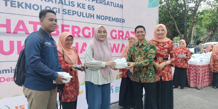 HUT ke-26 Dharma Wanita Persatuan ITS Gelar Aksi Sosial, Bagikan7.500 Porsi Nasi Gratis untuk Mahasiswa