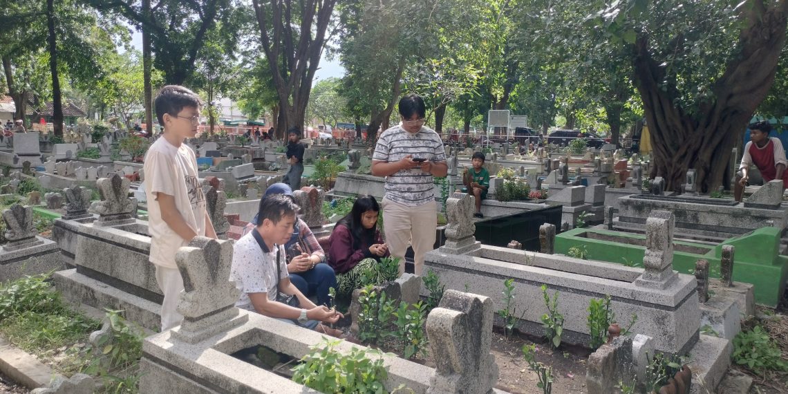 Menjaga Bakti, Menghidupkan Rezeki: Potret Tradisi Nyekar yang Masih Kokoh di Era Modern 12 Menjaga Bakti, Menghidupkan Rezeki: Potret Tradisi Nyekar yang Masih Kokoh di Era Modern