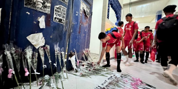 Kenang Tragedi Kanjuruhan, Seleksi Talenta Muda Banteng Jatim FC U-17 Diawali Acara Tabur Bunga dan Doa Bersama