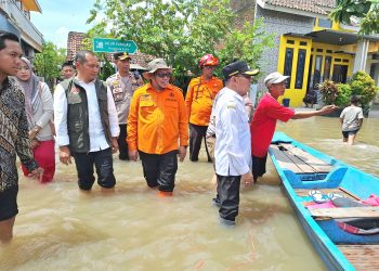 Pastikan Penanganan Cepat, Kalaksa BPBD Jatim Tinjau Langsung Banjir Pasuruan di Hari Pertama Masuk Kerja Usai Libur Lebaran