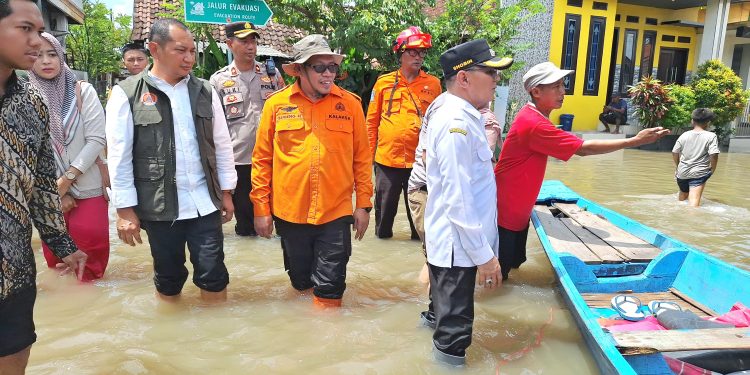 Pastikan Penanganan Cepat, Kalaksa BPBD Jatim Tinjau Langsung Banjir Pasuruan di Hari Pertama Masuk Kerja Usai Libur Lebaran