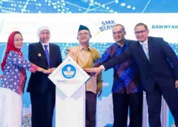 Siap Cetak Tenaga Kerja Global, (Kemendikdasmen) Abdul Mu’ti Bersama Gubernur Khofifah  Lepas 3.600 Lulusan SMK/LPS ke Luar Negeri dan Luncurkan Program SMK 3+1