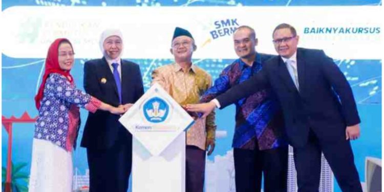 Siap Cetak Tenaga Kerja Global, (Kemendikdasmen) Abdul Mu’ti Bersama Gubernur Khofifah  Lepas 3.600 Lulusan SMK/LPS ke Luar Negeri dan Luncurkan Program SMK 3+1