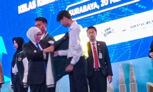 Siap Cetak Tenaga Kerja Global, (Kemendikdasmen) Abdul Mu'ti Bersama Gubernur Khofifah Lepas 3.600 Lulusan SMK/LPS ke Luar Negeri dan Luncurkan Program SMK 3+1 13 IMG 20260521 201548