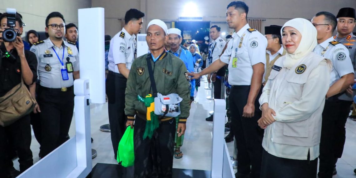 Sambut Kloter I Debarkasi Surabaya, Gubernur Khofifah Ucapkan Selamat Datang pada 378 Jemaah Haji Asal Probolinggo 12 Sambut Kloter I Debarkasi Surabaya, Gubernur Khofifah Ucapkan Selamat Datang pada 378 Jemaah Haji Asal Probolinggo